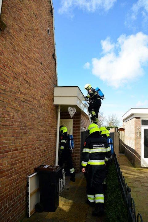 2016/68/20160328-14u05 GB 005 Woningbrand Hoofdweg Lijnden.jpg